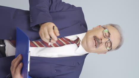 Vertical-video-of-Yawning-old-businessman.